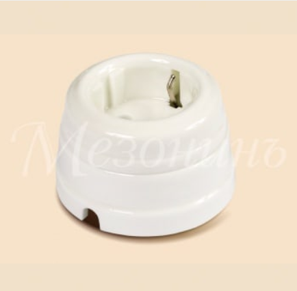 МезонинЪ Белый Розетка с заземляющими контактами с подъемной рамкой фарфор GE70301-01